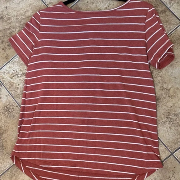 Rust Button Back T - Picture 2 of 2